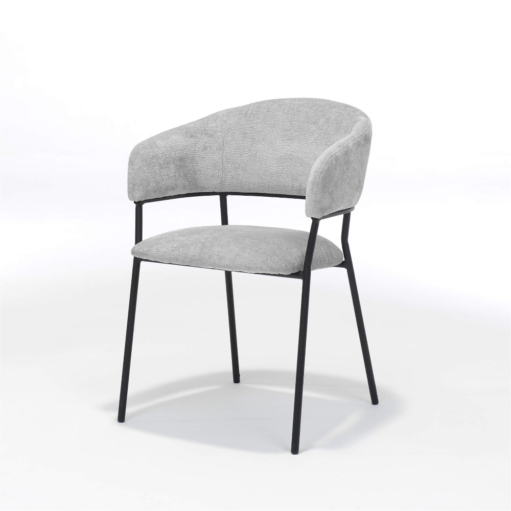 Liam armstoel van RV Design in lichtgrijs Perfect Harmony stof met zwart metalen onderstel. Vooraanzicht van de moderne eetkamerstoel.