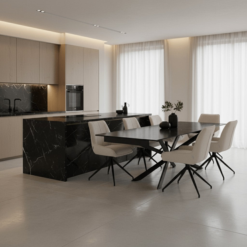 RV Design Montana stoelen in ecru Alpine-stof rond een eettafel in een luxe open keuken.