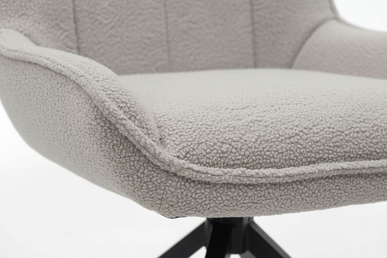 Detail van de RV Design Montana stoel in taupe met zachte alpine teddy-stof en verfijnde afwerking van de zitting.