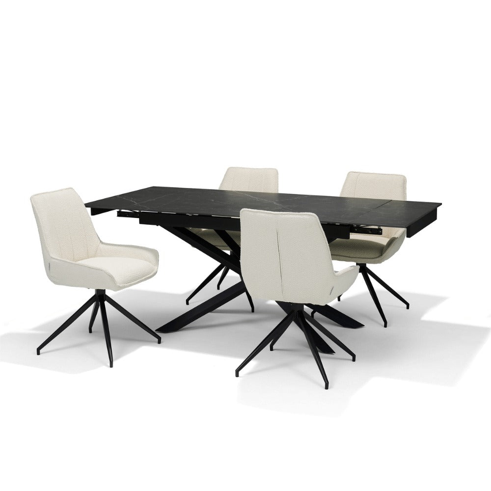 Set RV Design Montana stoelen in teddy stof ecru rond zwarte eettafel – moderne eetkameropstelling.