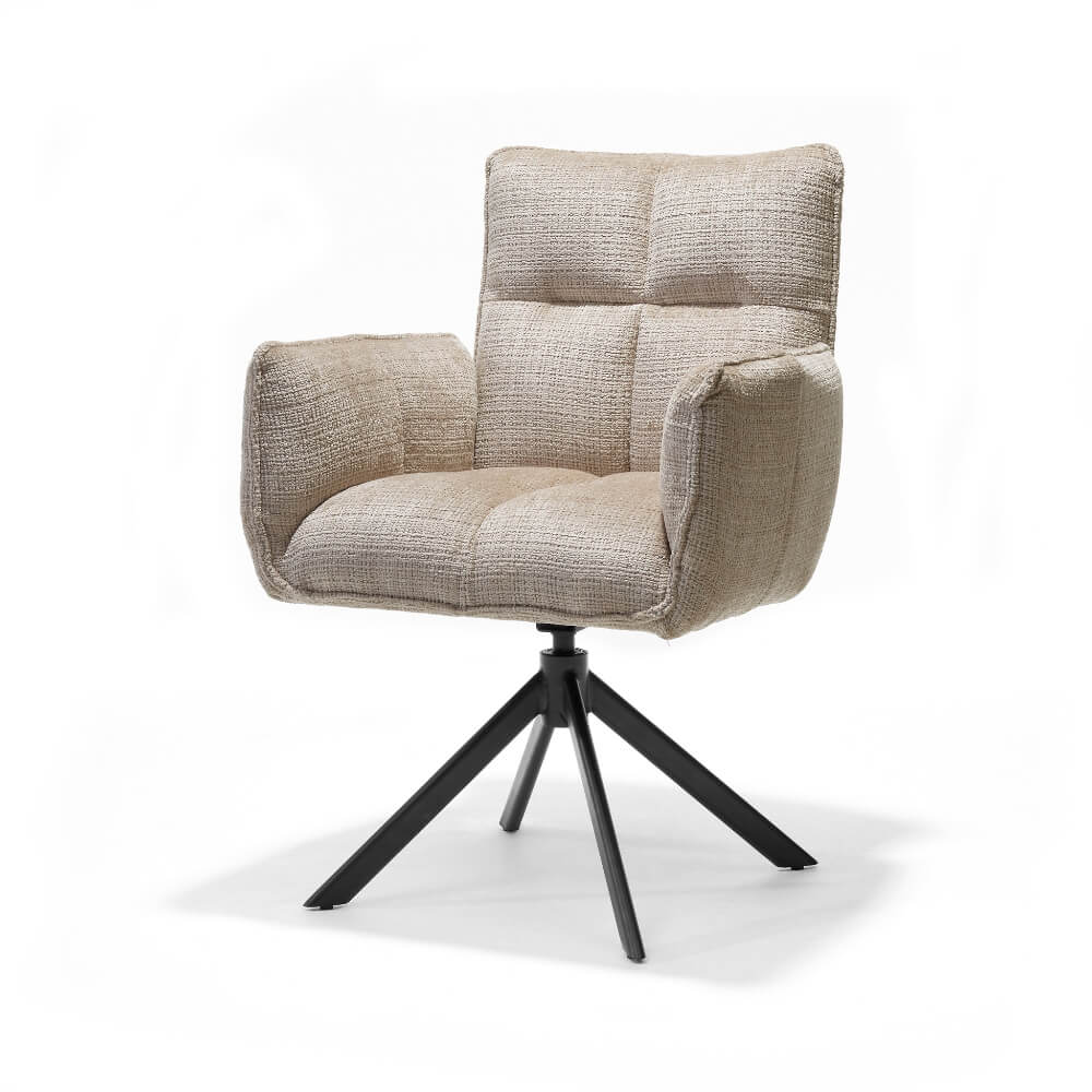 RV Design Nova armstoel in beige Cremona stof met zwarte metalen draaivoet en comfortabele armleuningen.