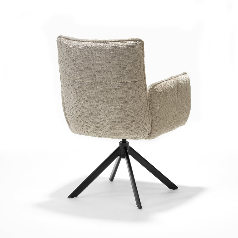 Achteraanzicht van de RV Design Nova armstoel in ecru Cremona stof met zwarte metalen draaivoet.
