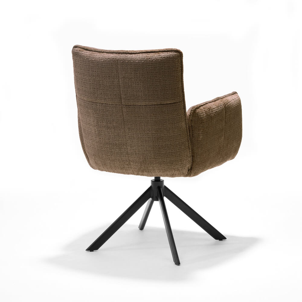 Achteraanzicht van de RV Design Nova armstoel in taupe Cremona stof met zwarte metalen draaivoet.