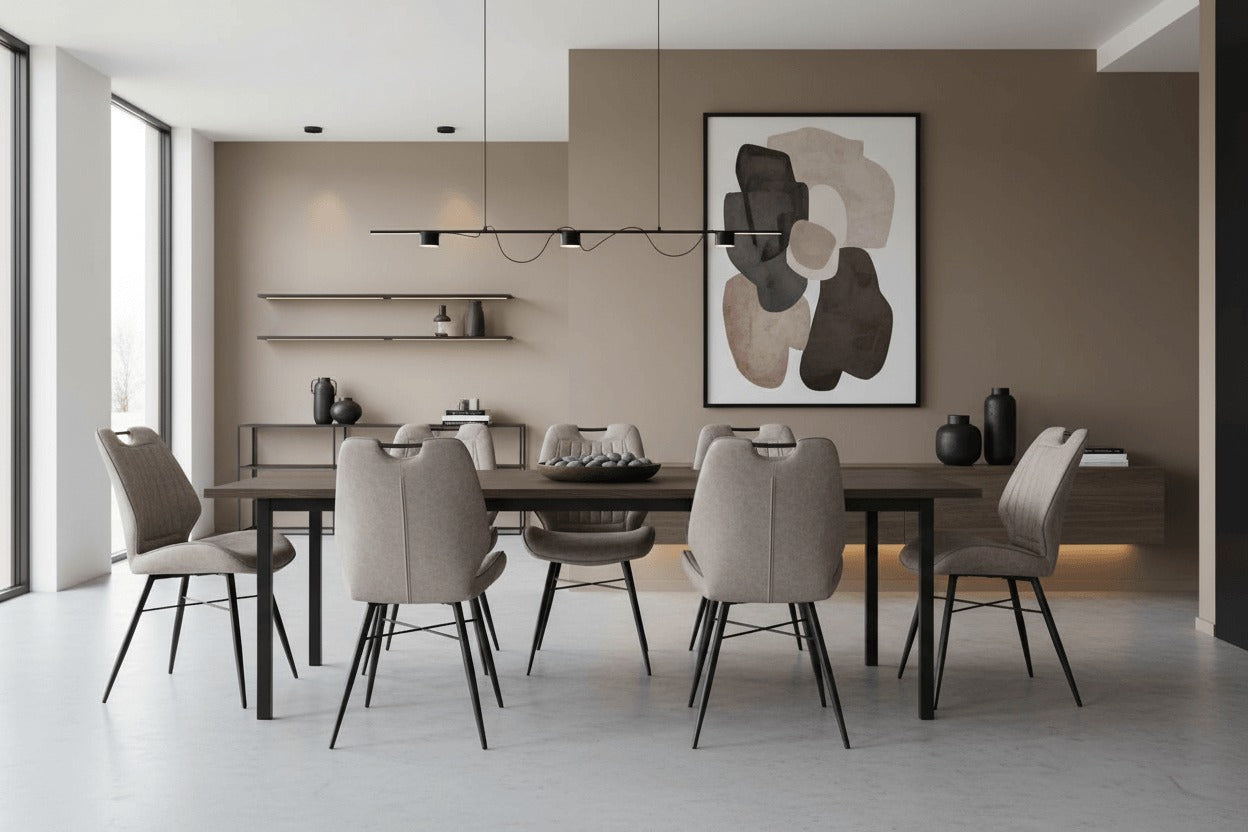 RV Design Quattro eetkamerstoelen in pebble soft stof rond een moderne eettafel in een hotel chic interieur met warme aardetinten en zwart metalen details.