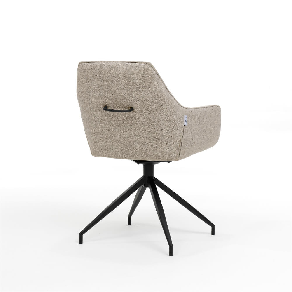 Achteraanzicht van de RV Design Toscane armstoel in bisque Oasis stof met zwarte metalen draaivoet en geïntegreerde handgreep.