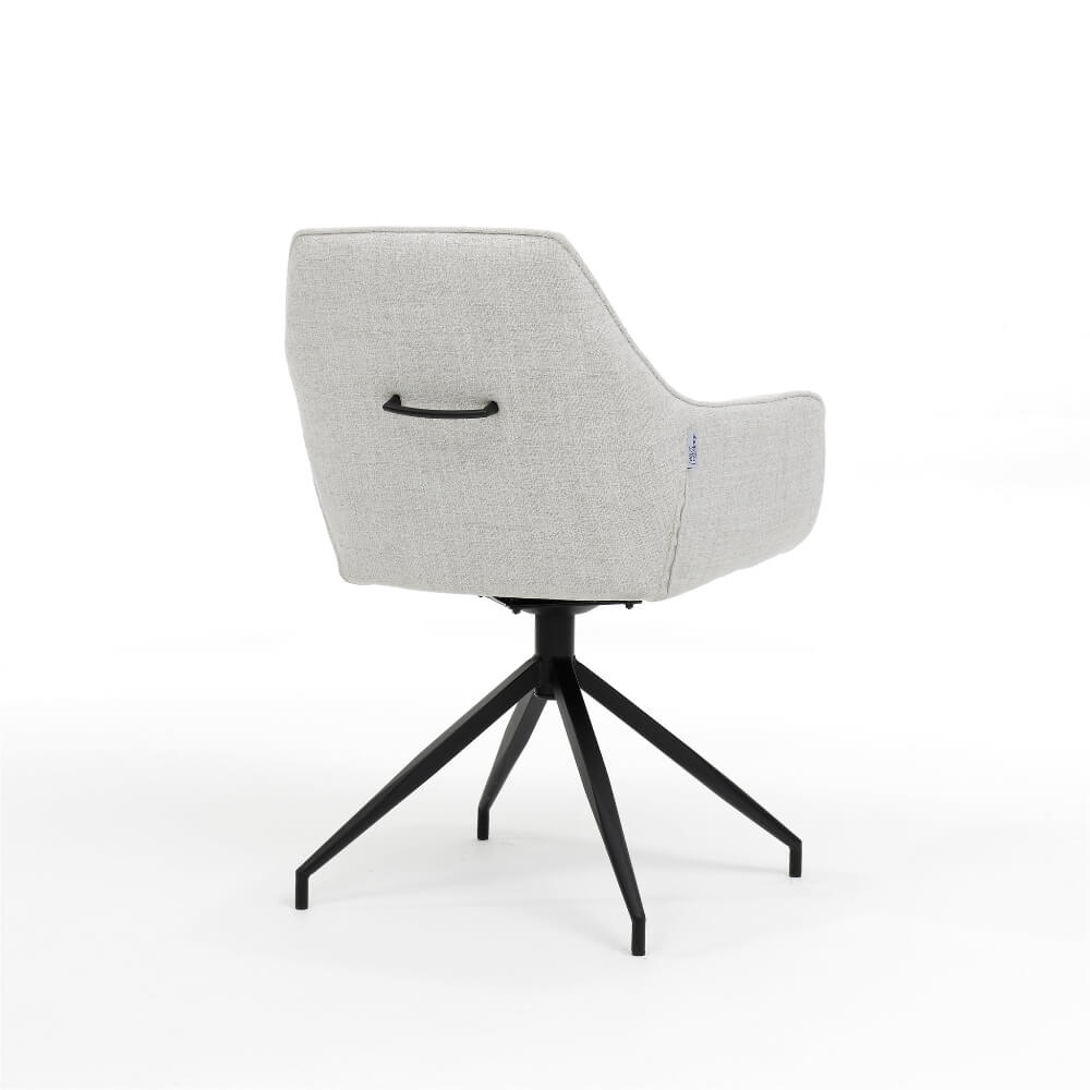 Achteraanzicht van de RV Design Toscane armstoel in naturel Oasis stof met zwarte metalen draaivoet en geïntegreerde handgreep.