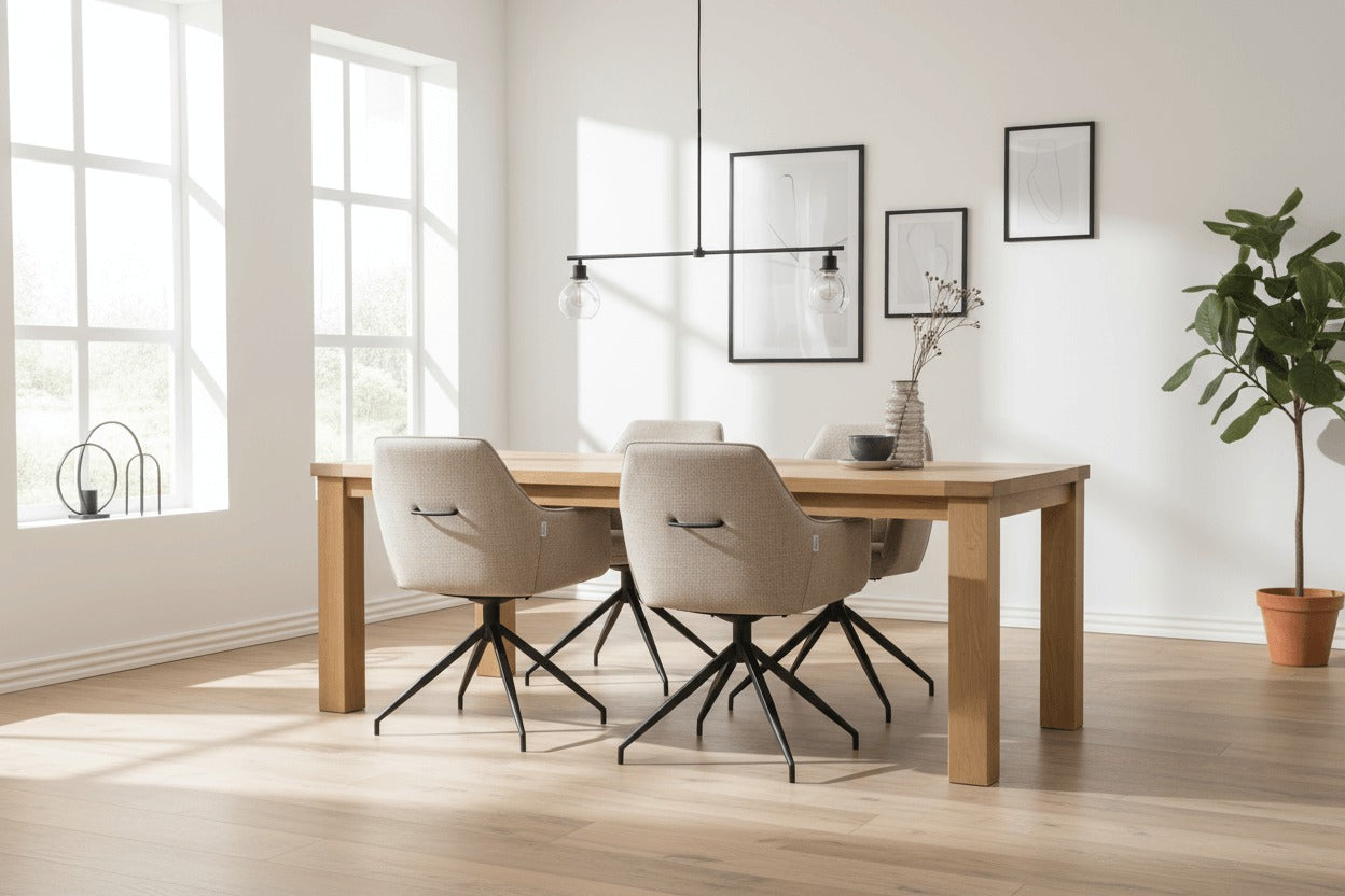 RV Design Toscane armstoelen in naturel Oasis stof rond een houten eettafel, met zwarte metalen draaivoet en geïntegreerde handgreep aan de rug.