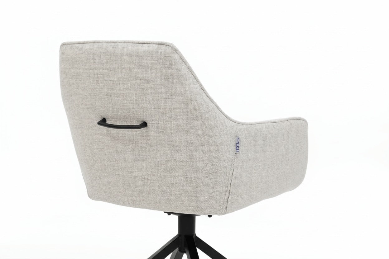 Detail van de RV Design Toscane armstoel in naturel Oasis stof met geïntegreerde handgreep aan de rug en zwarte metalen draaivoet.