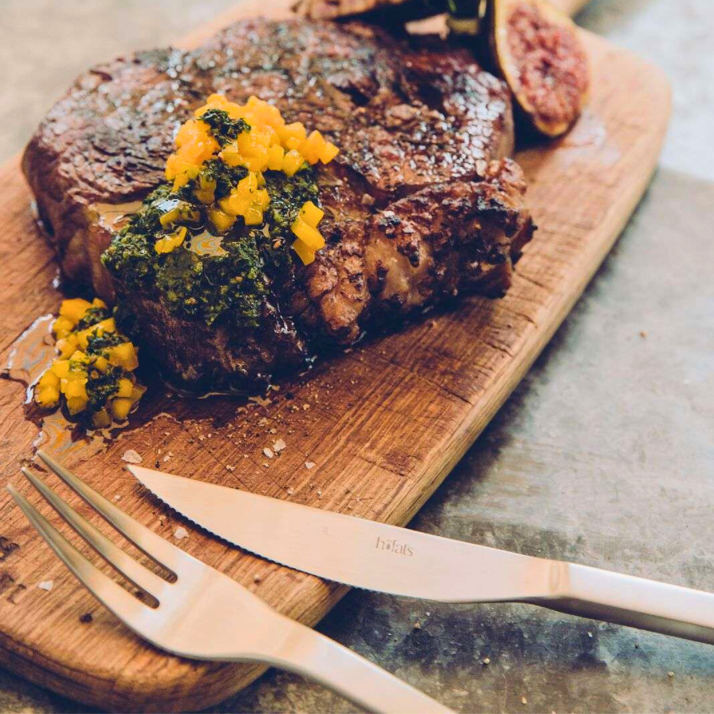 Höfats RVS steak bestekset – mes en vork gebruikt bij steak op houten plank, 8-delige set in luxe bewaardoos.