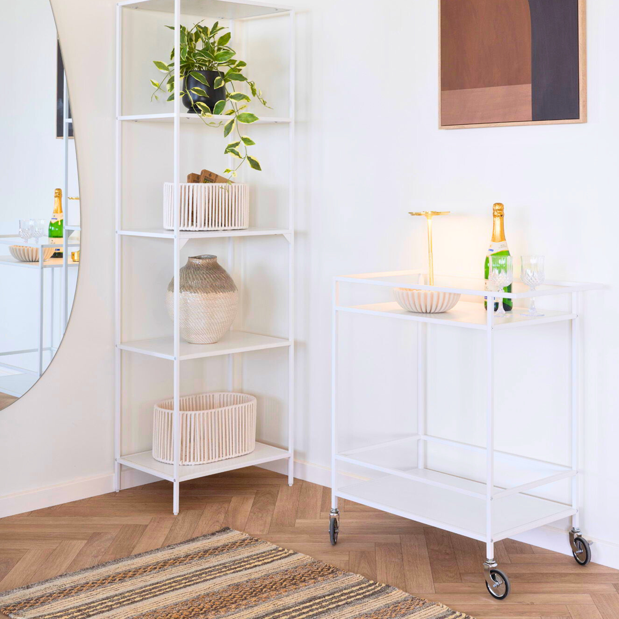 Stijlvolle Vita serveerwagen van House Nordic in wit met decoratie in Scandinavisch interieur – multifunctioneel als drankentrolley of opbergmeubel.