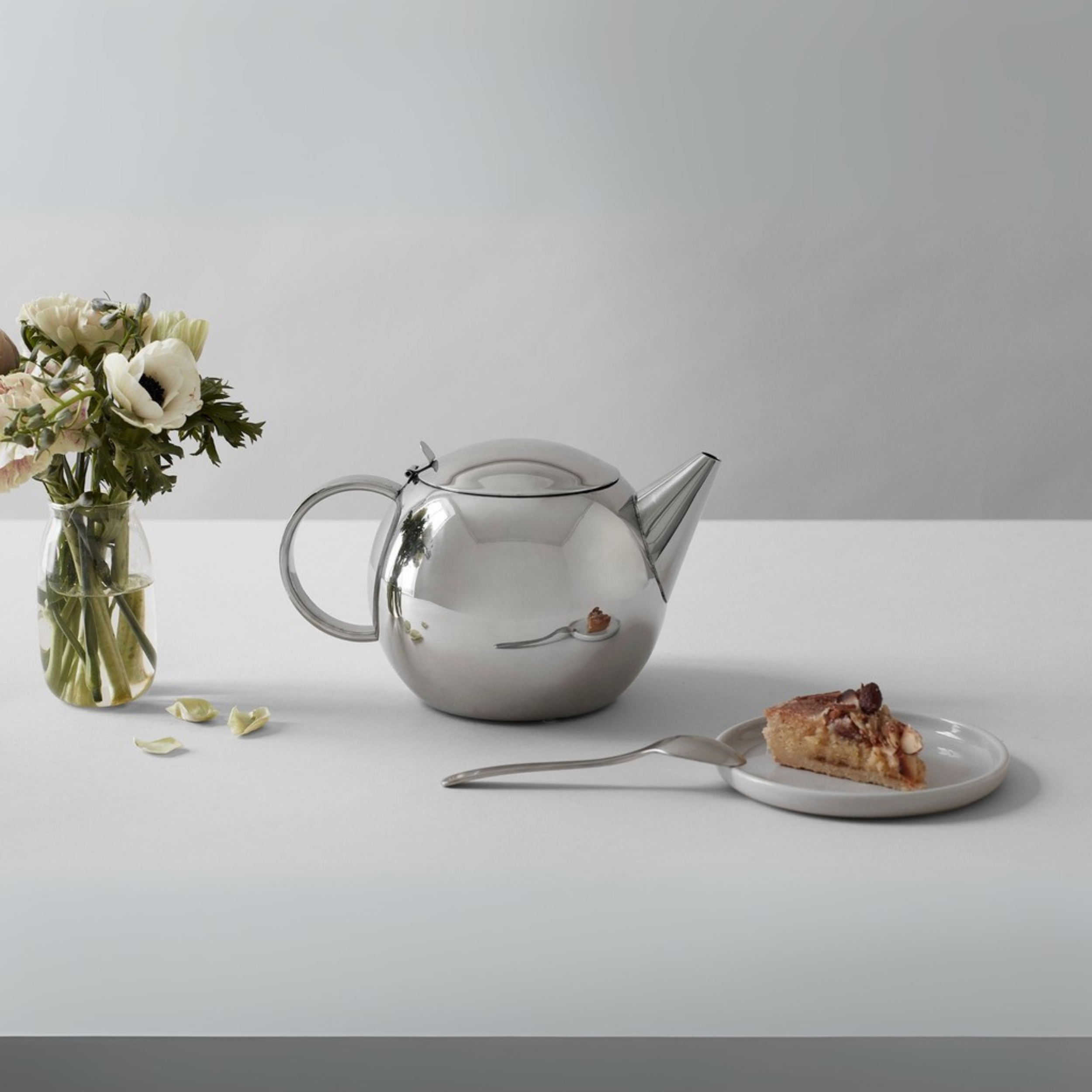 Viva Scandinavia Lucas theepot van roestvrij staal 1,2 liter op tafel met bloemen en taart